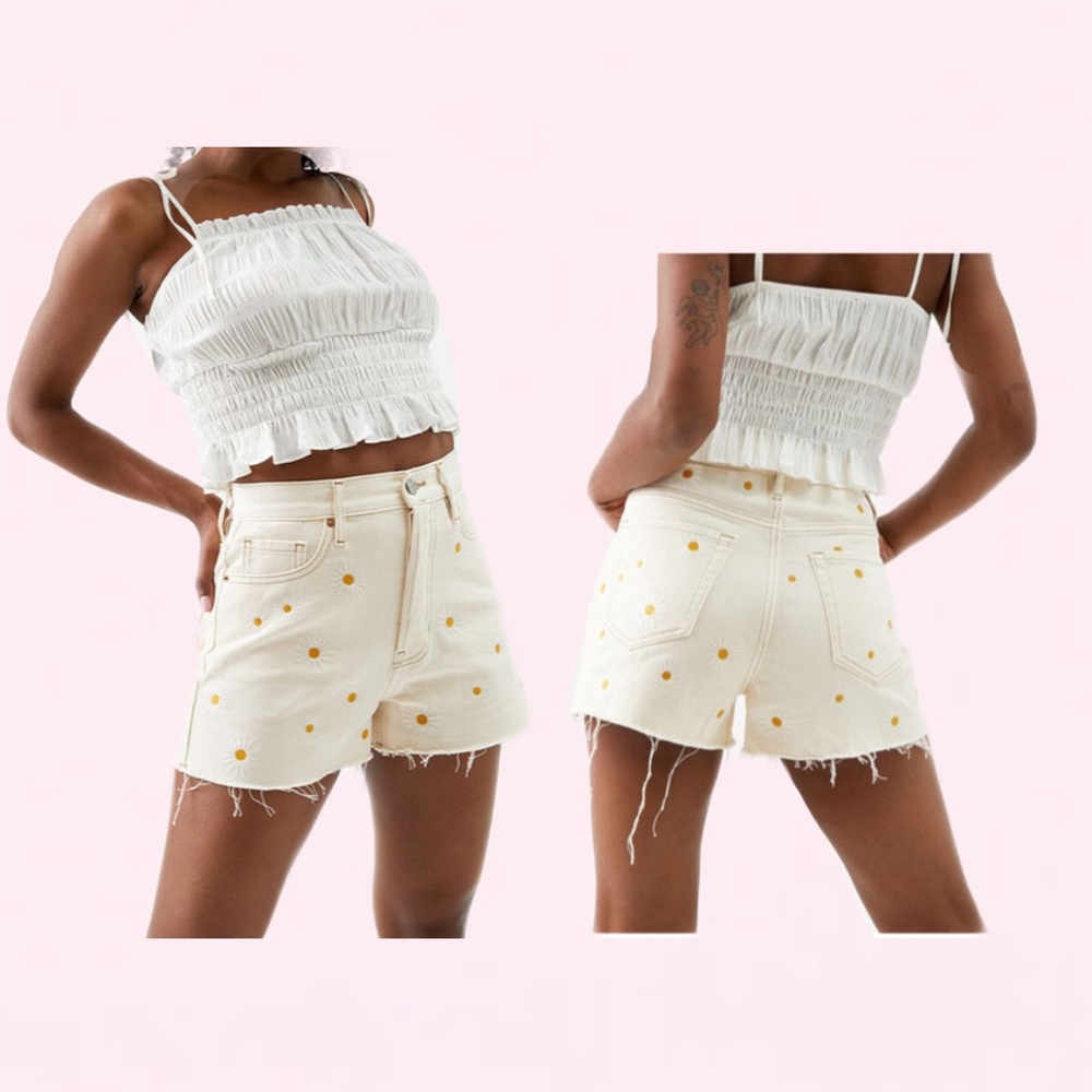 Pacsun beige shorts with white daisys